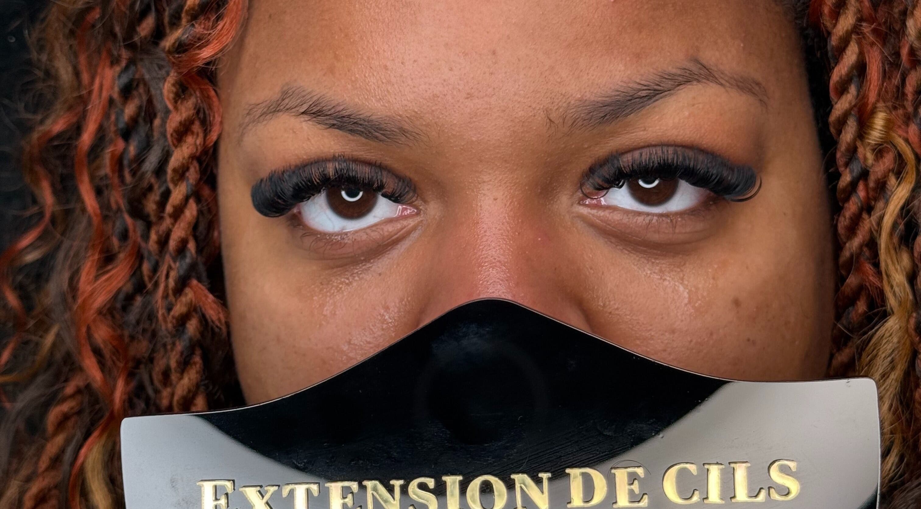 Extension de cils à LashbySoft, Montréal, Québec, CA, mettant en valeur des cils magnifiques.