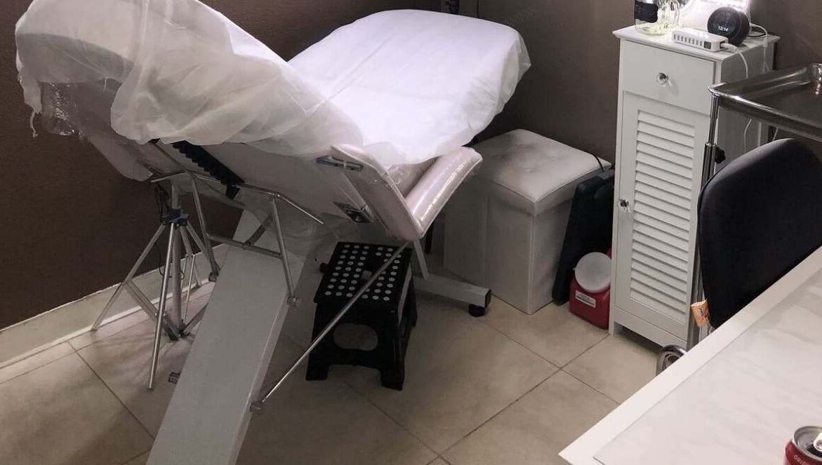 Sala de tratamiento en BROWS & BEAUTY, Lazkao, Euskadi, ES con camilla blanca y decoración elegante.