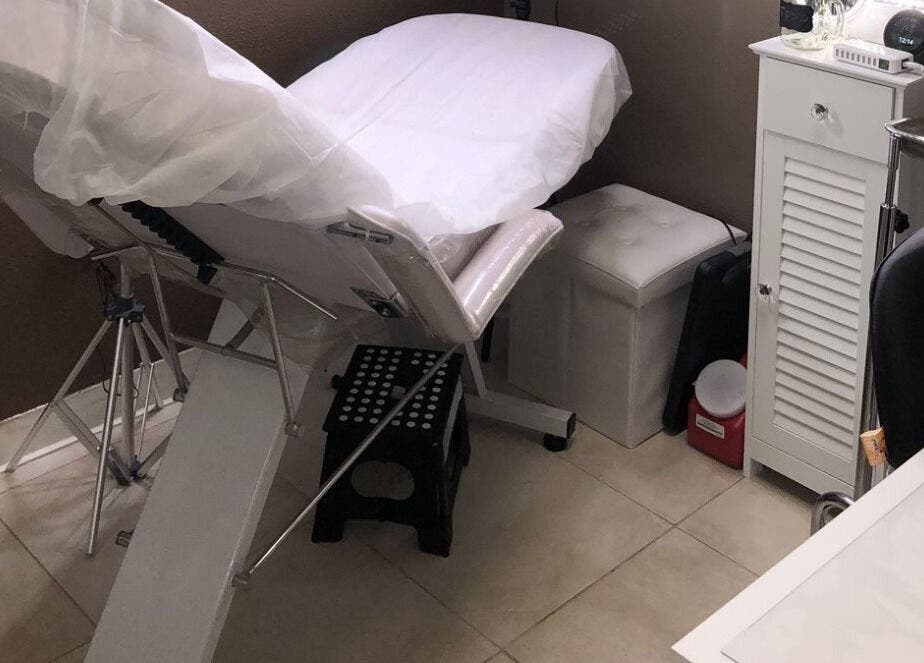 Sala de tratamiento en BROWS & BEAUTY, Lazkao, Euskadi, ES con camilla blanca y decoración elegante.