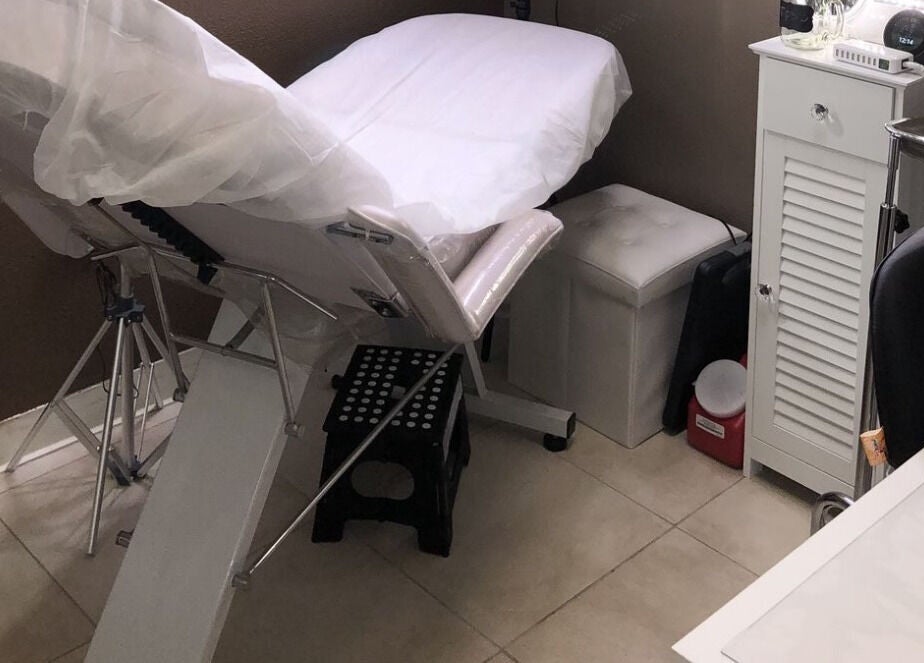 Sala de tratamiento en BROWS & BEAUTY, Lazkao, Euskadi, ES con camilla blanca y decoración elegante.