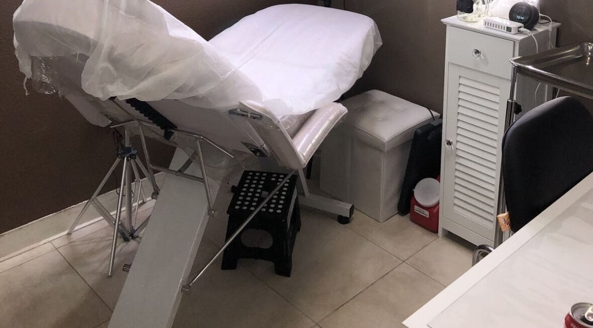 Sala de tratamiento en BROWS & BEAUTY, Lazkao, Euskadi, ES, con camilla blanca y ambiente relajante.