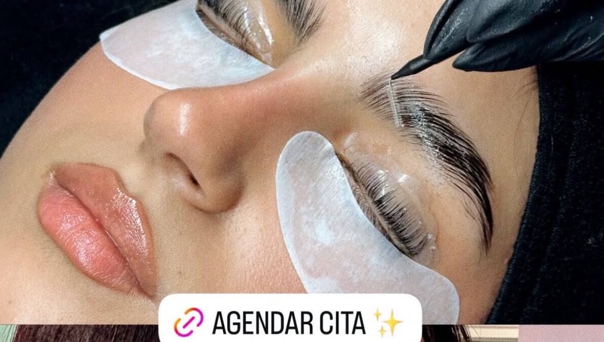 Tratamiento de cejas en Muzza Lashes, Madrid, ES. Técnica precisa que resalta la belleza natural.