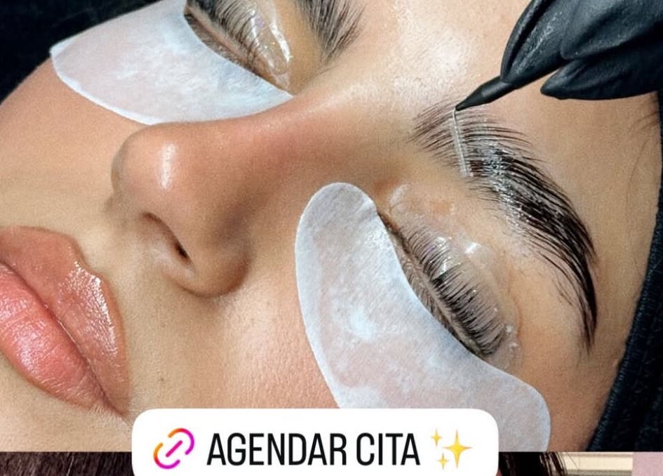 Tratamiento de cejas en Muzza Lashes, Madrid, ES. Técnica precisa que resalta la belleza natural.