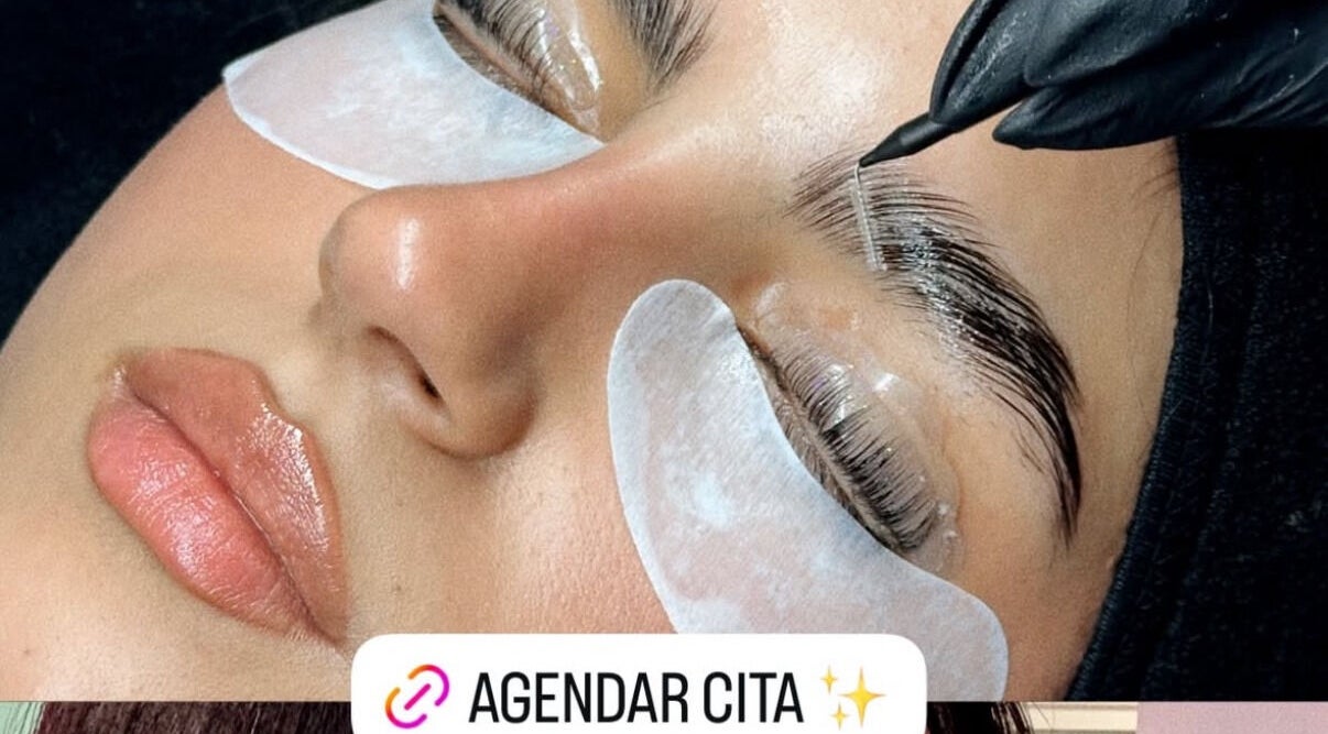 Tratamiento de cejas en Muzza Lashes, Madrid, ES. Técnica precisa que resalta la belleza natural.