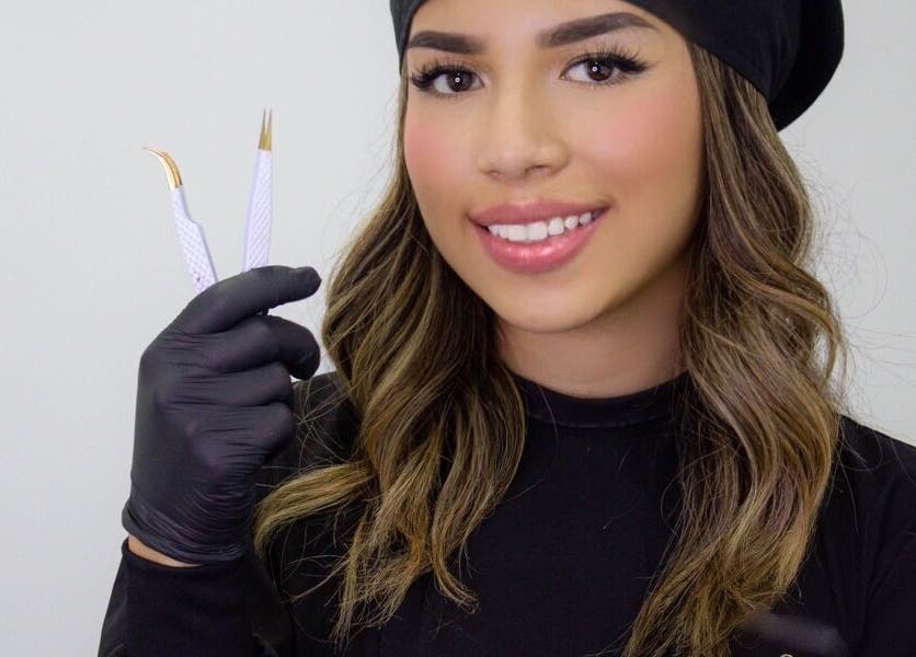 Especialista de Muzza Lashes en Madrid, ES con herramientas de belleza.