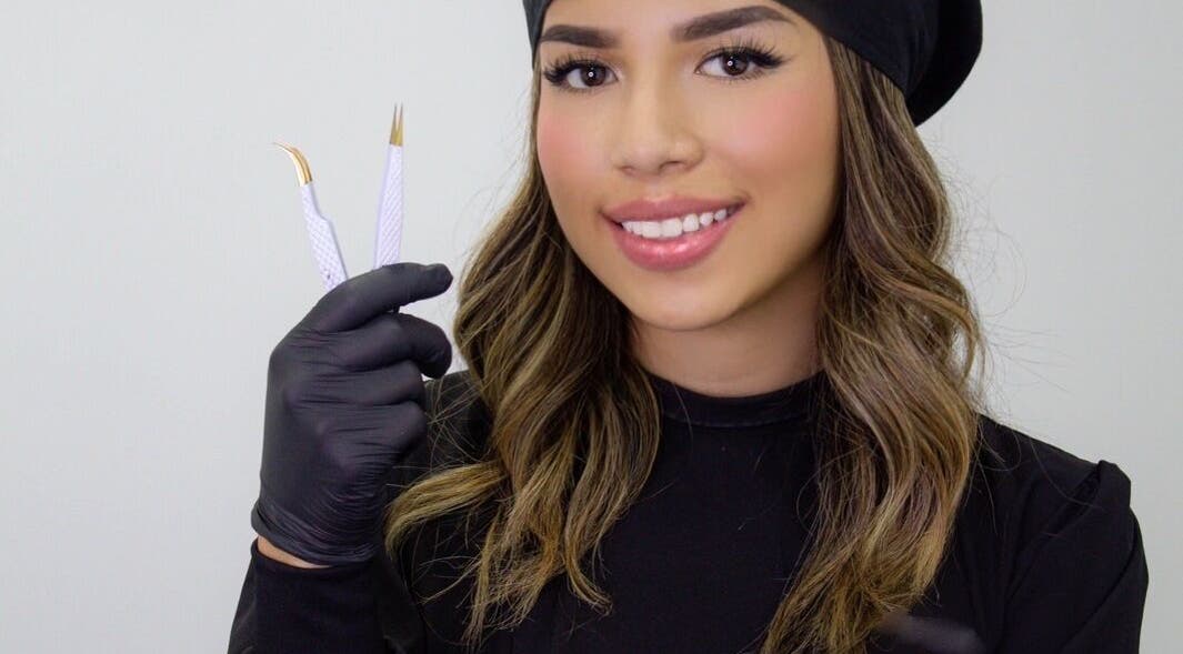 Especialista de Muzza Lashes en Madrid, ES con herramientas de belleza.