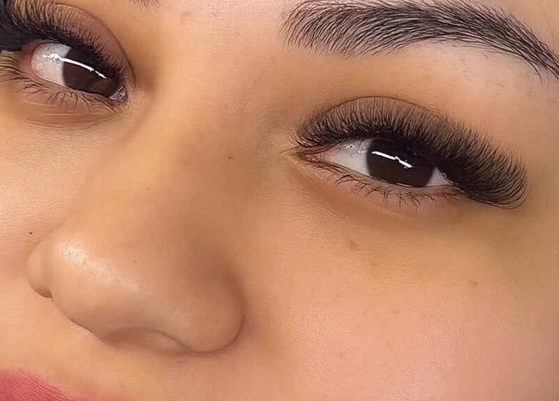 Lujosa aplicación de extensiones de pestañas en Muzza Lashes, Madrid, ES, realzando la belleza natural.