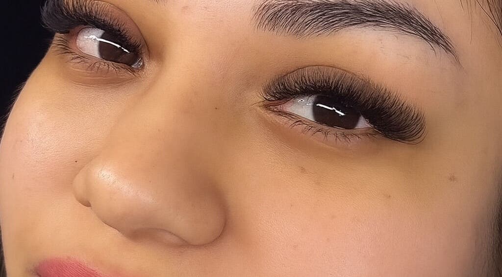 Lujosa aplicación de extensiones de pestañas en Muzza Lashes, Madrid, ES, realzando la belleza natural.