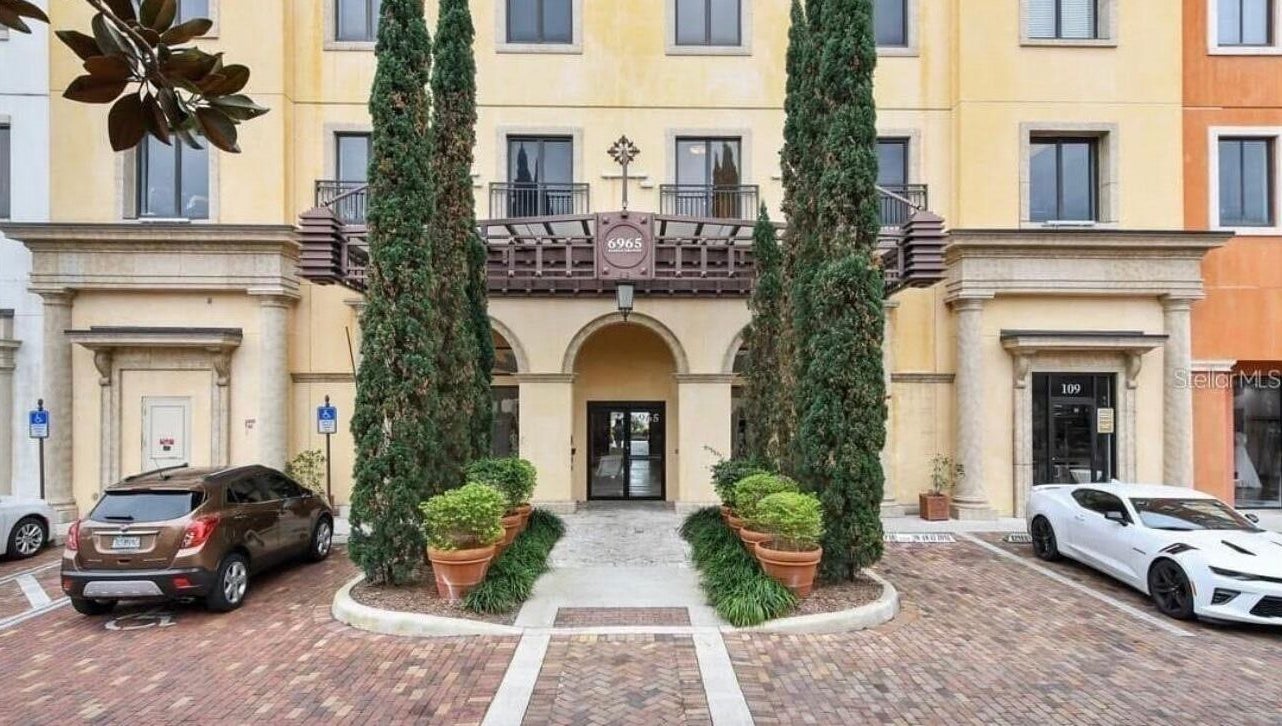 Fachada do Requena Beauty em Orlando, Florida, US com arquitetura clássica e ciprestes.