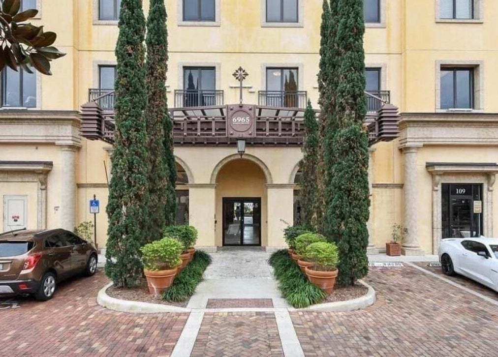 Fachada do Requena Beauty em Orlando, Florida, US com arquitetura clássica e ciprestes.