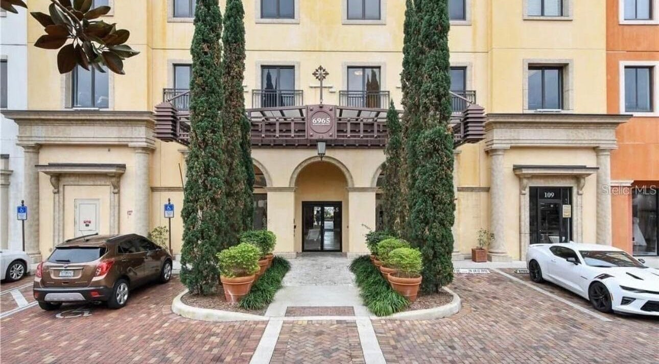 Fachada do Requena Beauty em Orlando, Florida, US com arquitetura clássica e ciprestes.