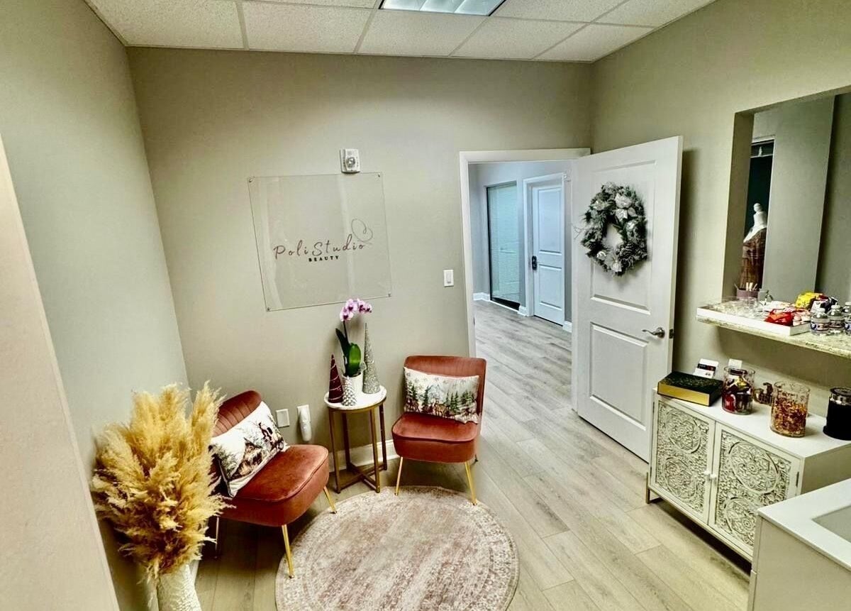 Sala de espera aconchegante no Requena Beauty em Orlando, Florida, US, com decoração moderna e cadeiras elegantes.