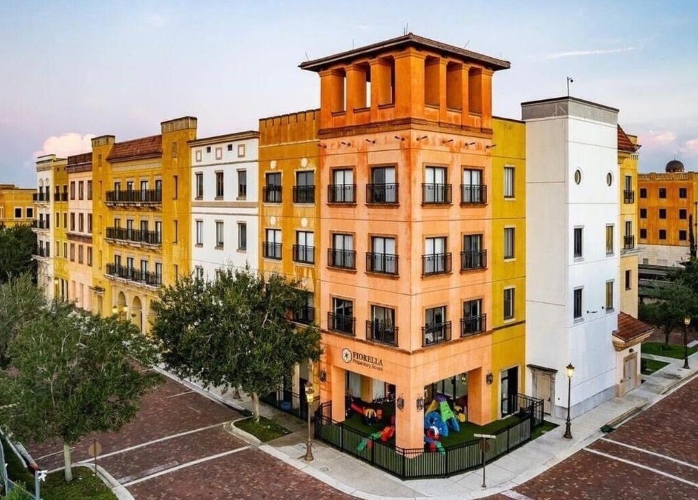 Fachada do Requena Beauty em Orlando, Florida, US, destacando arquitetura colorida e moderna.