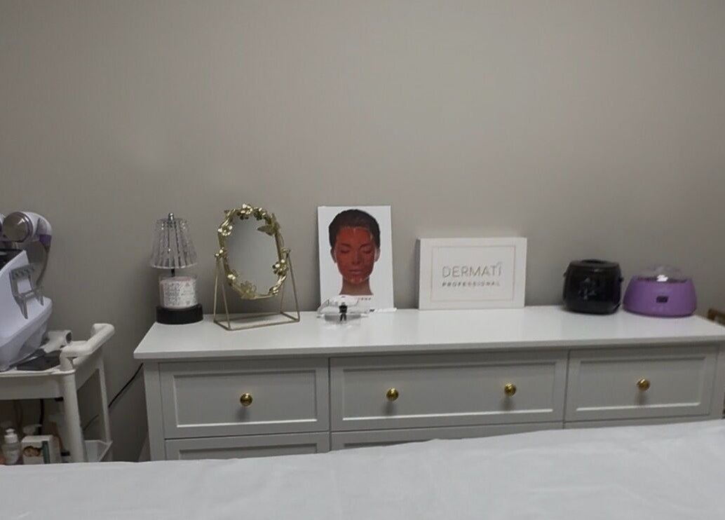 Sala de tratamento no Requena Beauty em Orlando, Florida, US, com equipamentos modernos e decoração elegante.