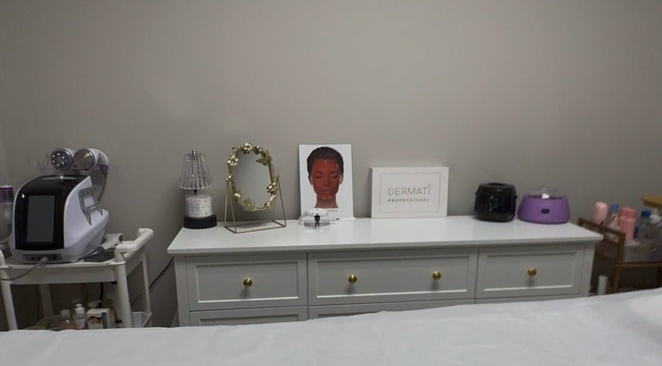 Sala de tratamento no Requena Beauty em Orlando, Florida, US, com equipamentos modernos e decoração elegante.