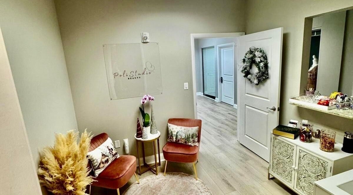 Sala de espera elegante em Requena Beauty, Orlando, Florida, US, com cadeiras e decoração acolhedora.