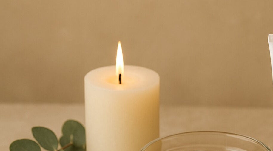 Bougie blanche allumée chez Camille Esthétiques & Soins à Rouyn-noranda, Québec, CA pour une ambiance apaisante.