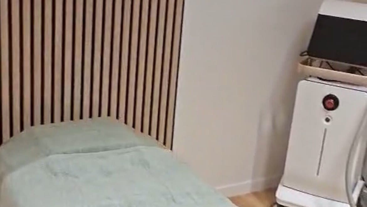 Salle de soins moderne à Lisea Beauty, Villefranque, Nouvelle-Aquitaine, FR, avec équipement spa.