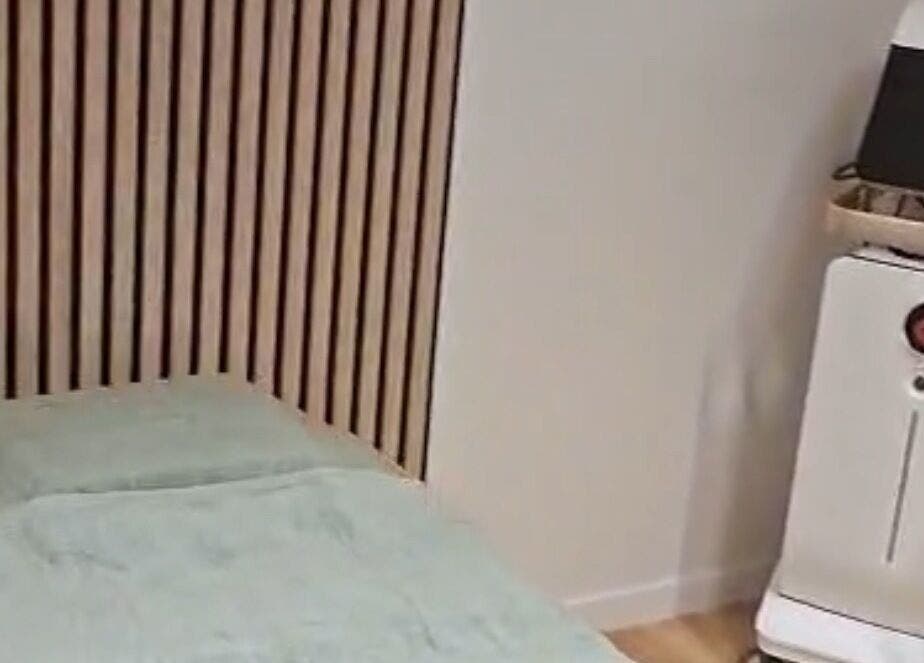 Salle de soins moderne à Lisea Beauty, Villefranque, Nouvelle-Aquitaine, FR, avec équipement spa.