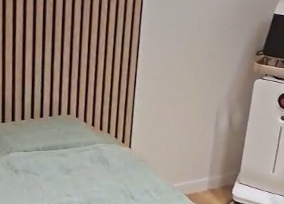 Salle de soins moderne à Lisea Beauty, Villefranque, Nouvelle-Aquitaine, FR, avec équipement spa.