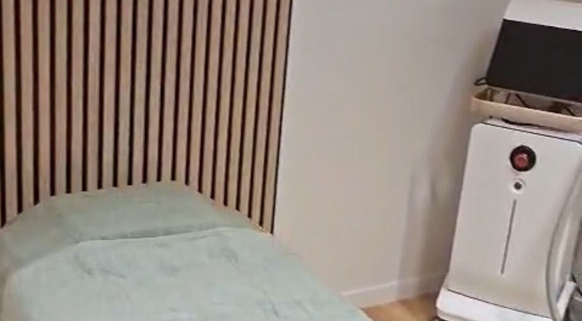 Salle de soins moderne à Lisea Beauty, Villefranque, Nouvelle-Aquitaine, FR, avec équipement spa.