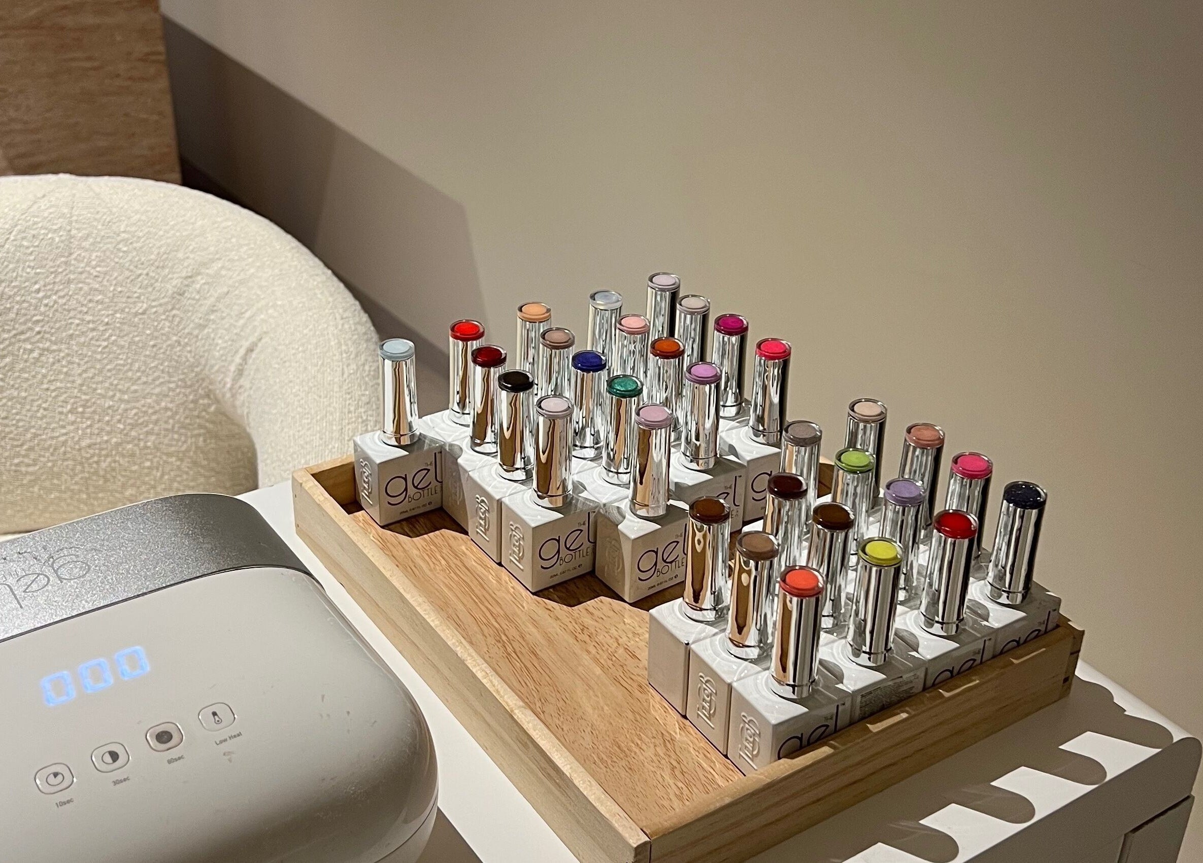 Nagellacke bei ALLIANCE STUDIO, Hamburg, Hamburg, DE perfekt arrangiert für kreative Maniküren.