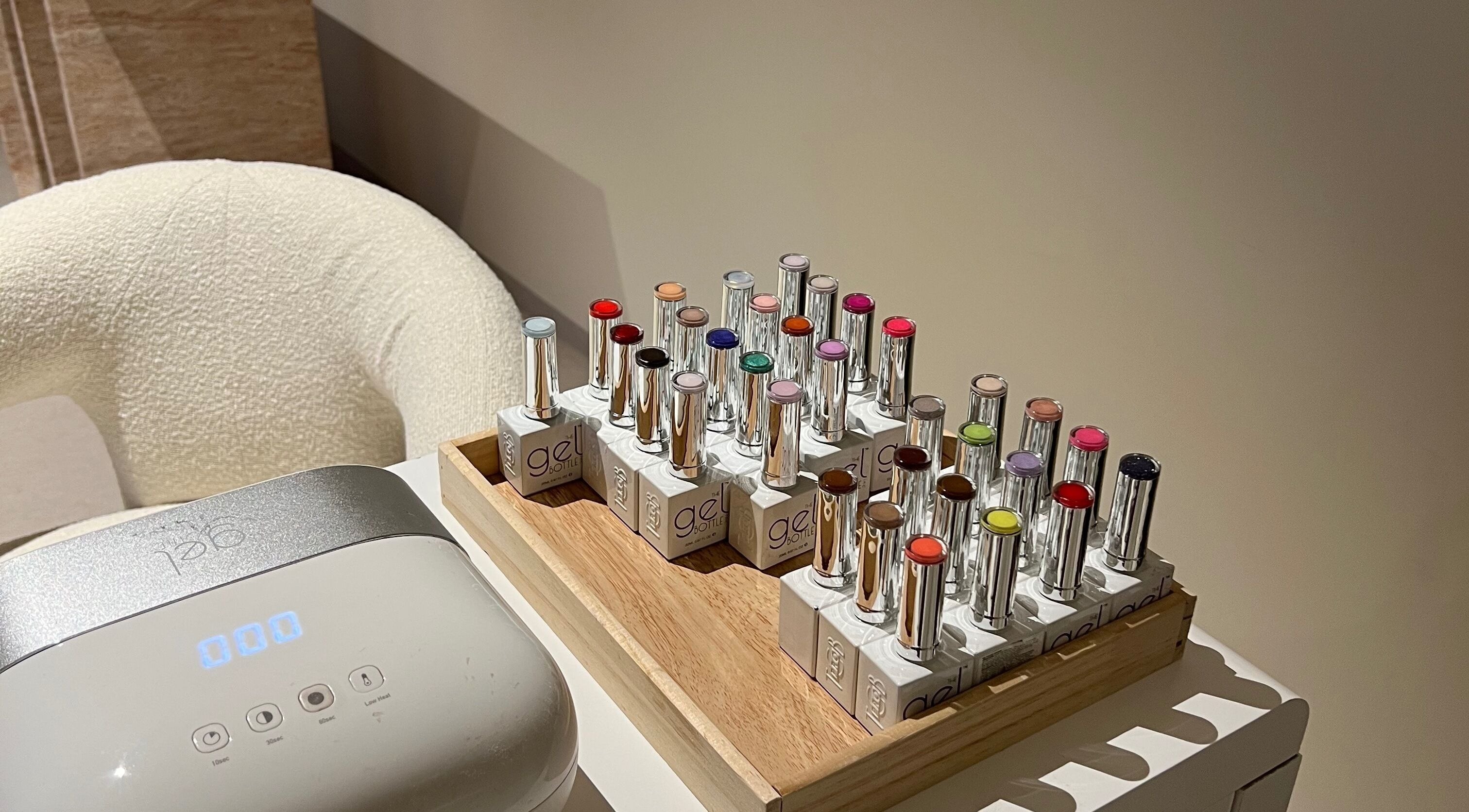 Nagellacke bei ALLIANCE STUDIO, Hamburg, Hamburg, DE perfekt arrangiert für kreative Maniküren.