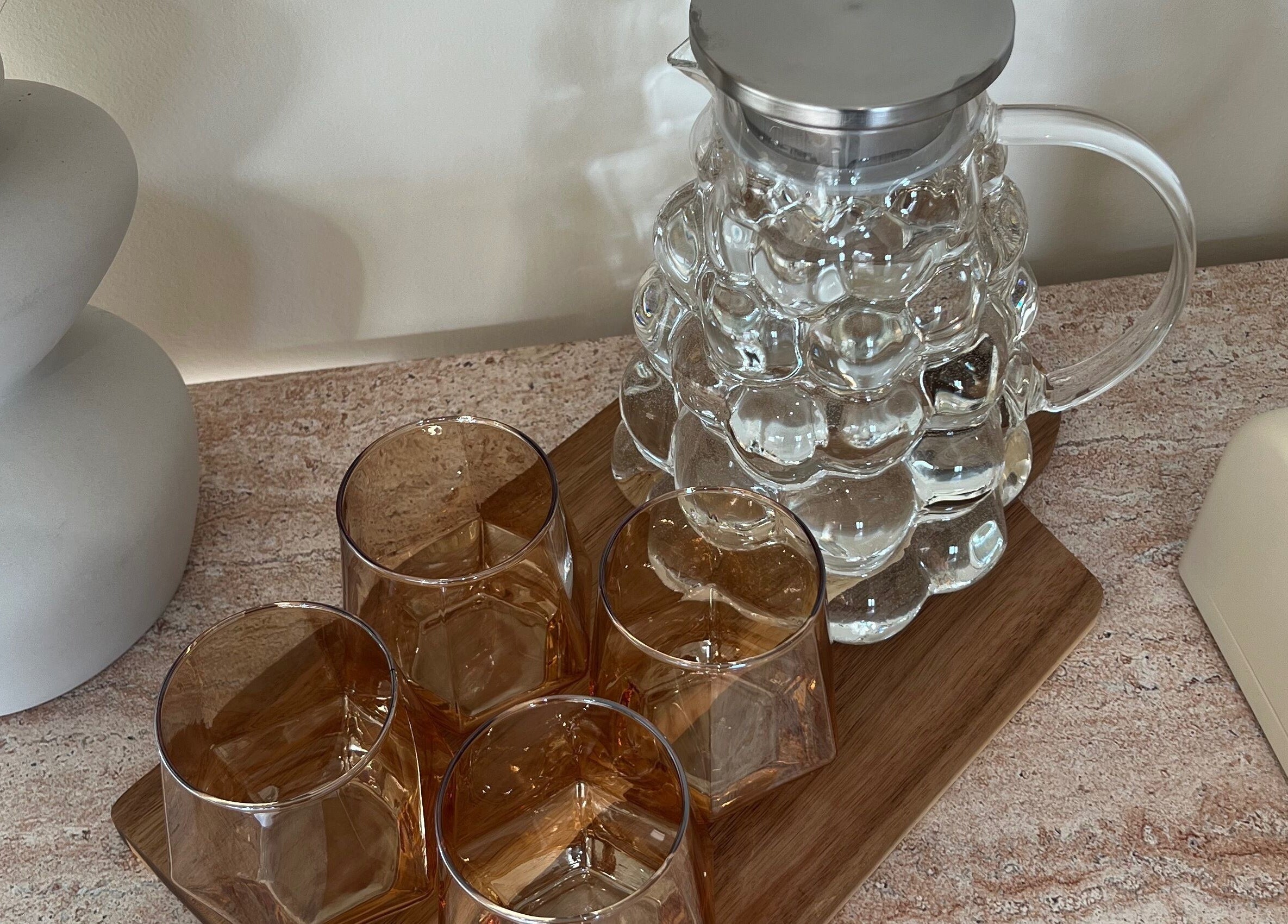 Karaffe und Gläser auf Tablett bei ALLIANCE STUDIO, Hamburg, Hamburg, DE.