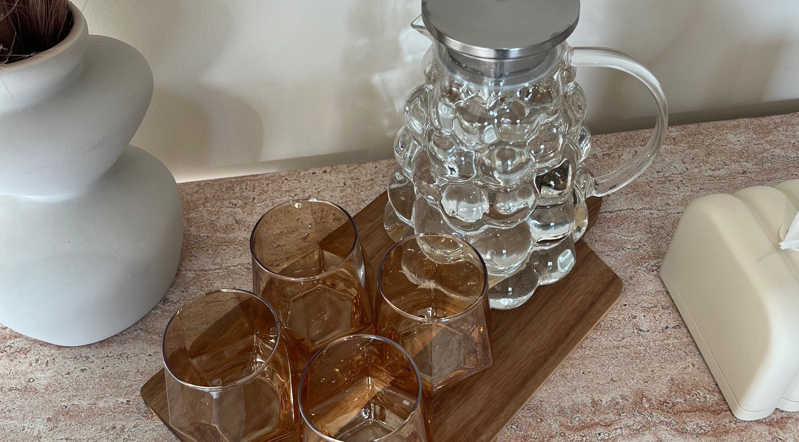 Karaffe und Gläser auf Tablett bei ALLIANCE STUDIO, Hamburg, Hamburg, DE.