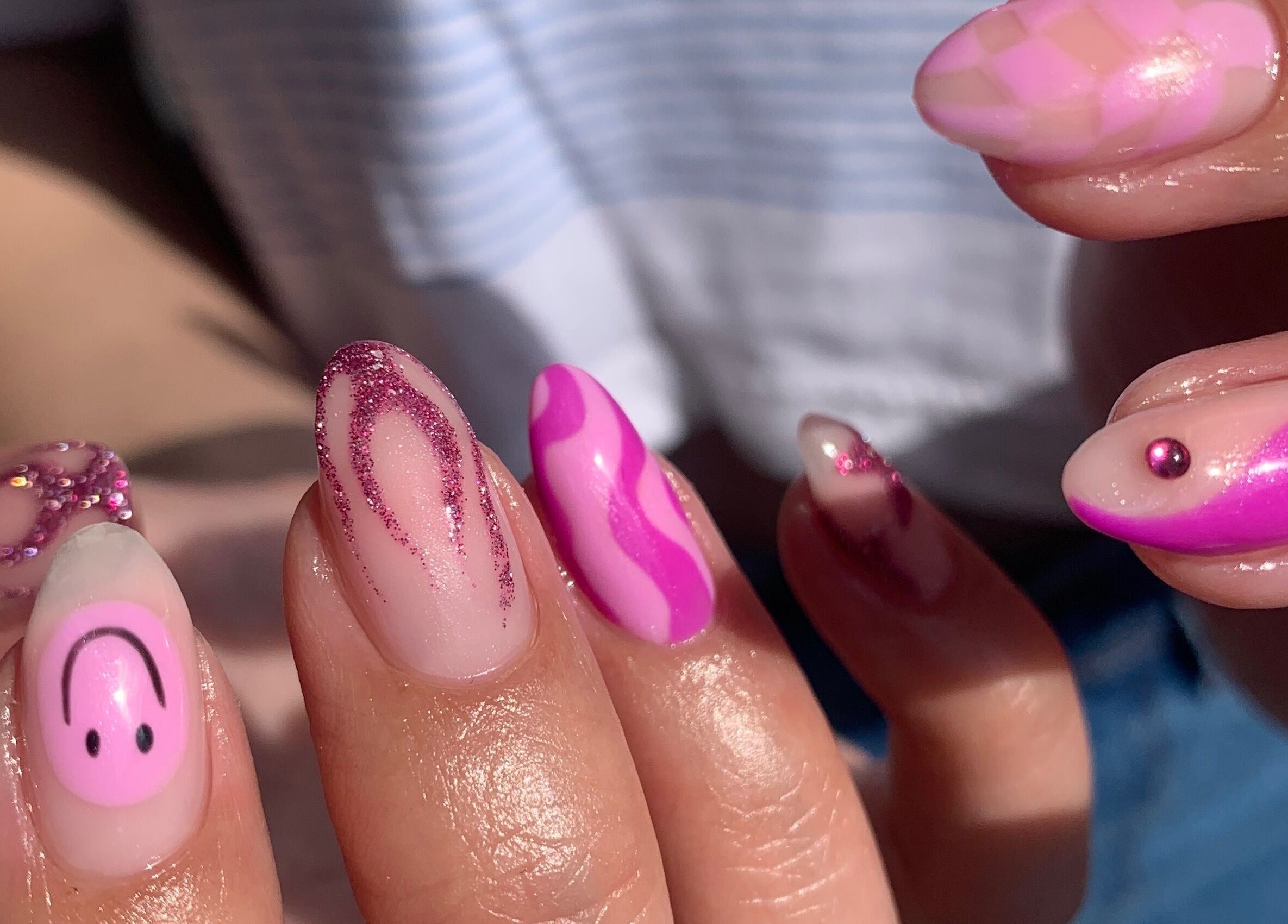 Kreatives Nageldesign in Pink bei ALLIANCE STUDIO, Hamburg, Hamburg, DE. Detailreiche Kunstwerke auf den Nägeln.