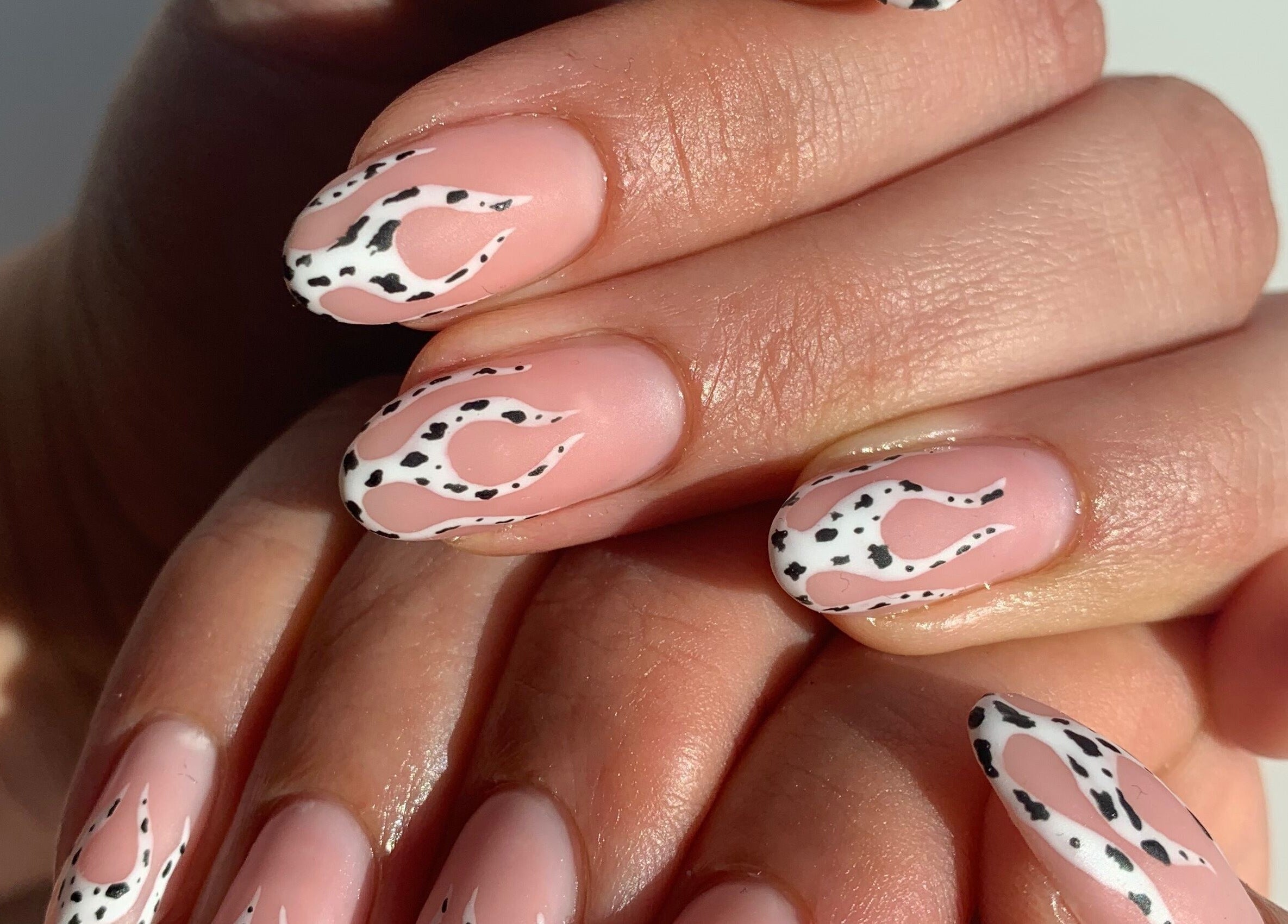 Elegantes Nageldesign bei ALLIANCE STUDIO, Hamburg, Hamburg, DE: Rosa Nageldesign mit schwarzen Tupfen.