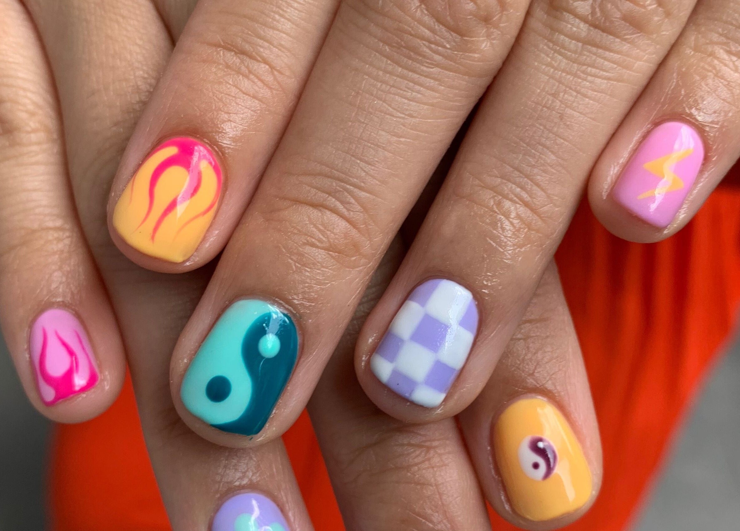 Bunte Nageldesigns bei ALLIANCE STUDIO, Hamburg, Hamburg, DE, zeigen kreative Farben und Muster.