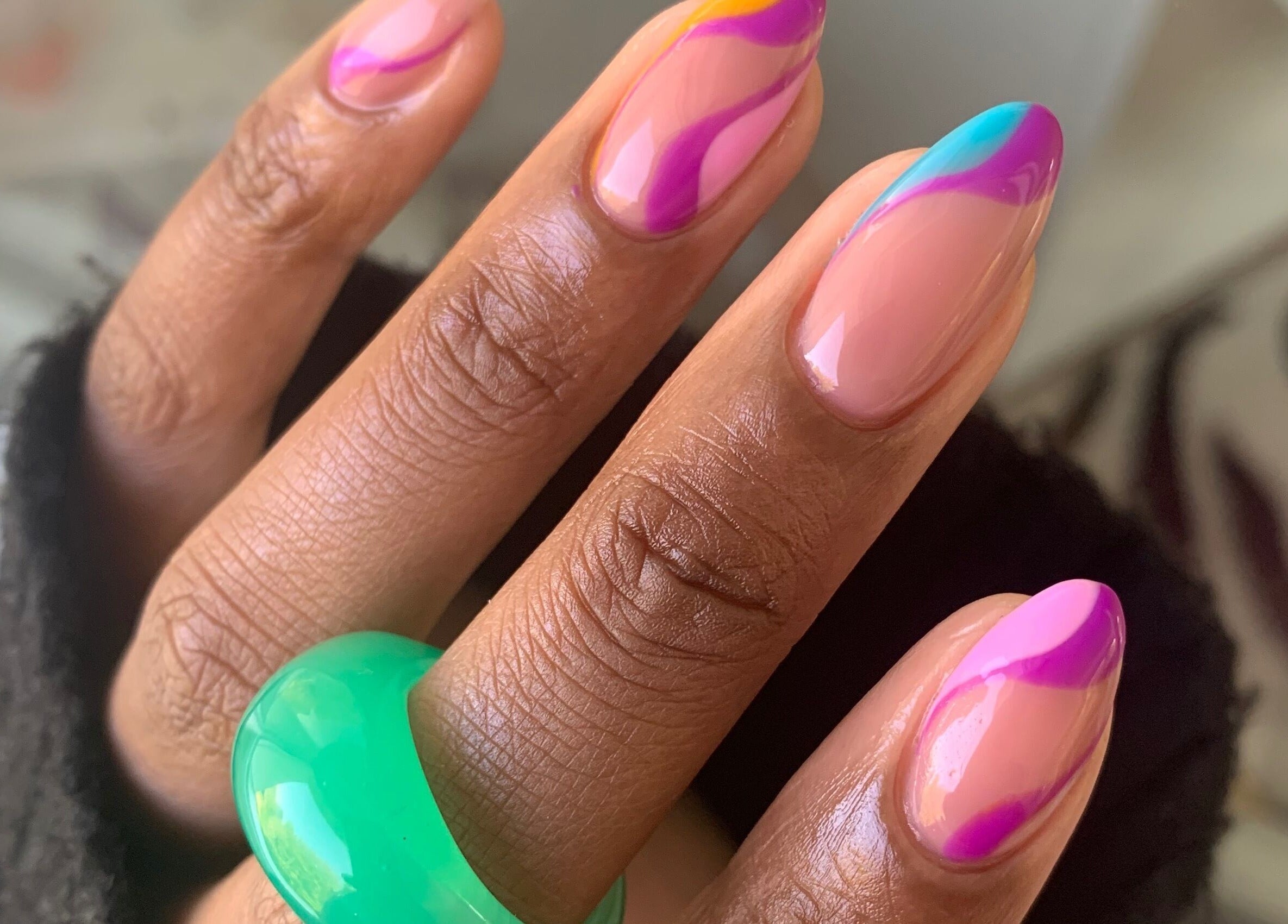 Bunte Nagelkunst bei ALLIANCE STUDIO, Hamburg, Hamburg, DE. Modernes Design auf gepflegten Händen.