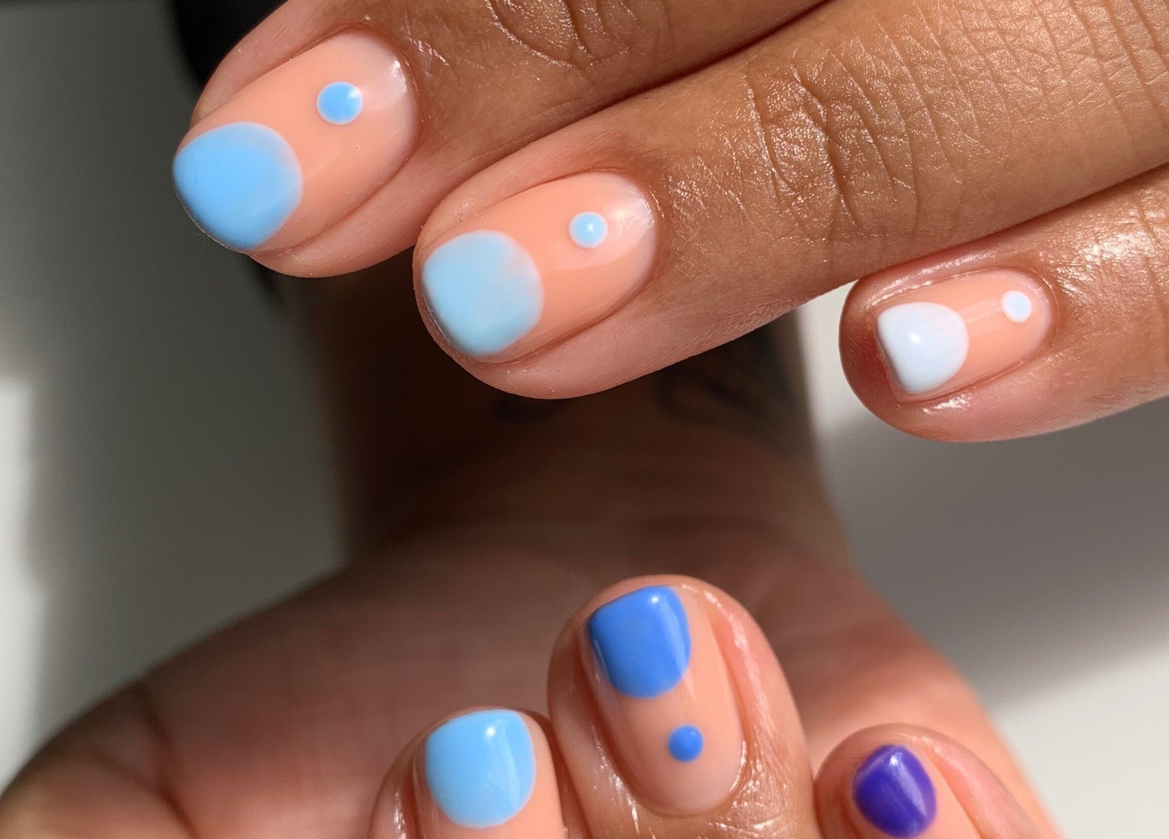 Bunte Nagelkunst bei ALLIANCE STUDIO, Hamburg, Hamburg, DE, zeigt kreative Farbdesigns.