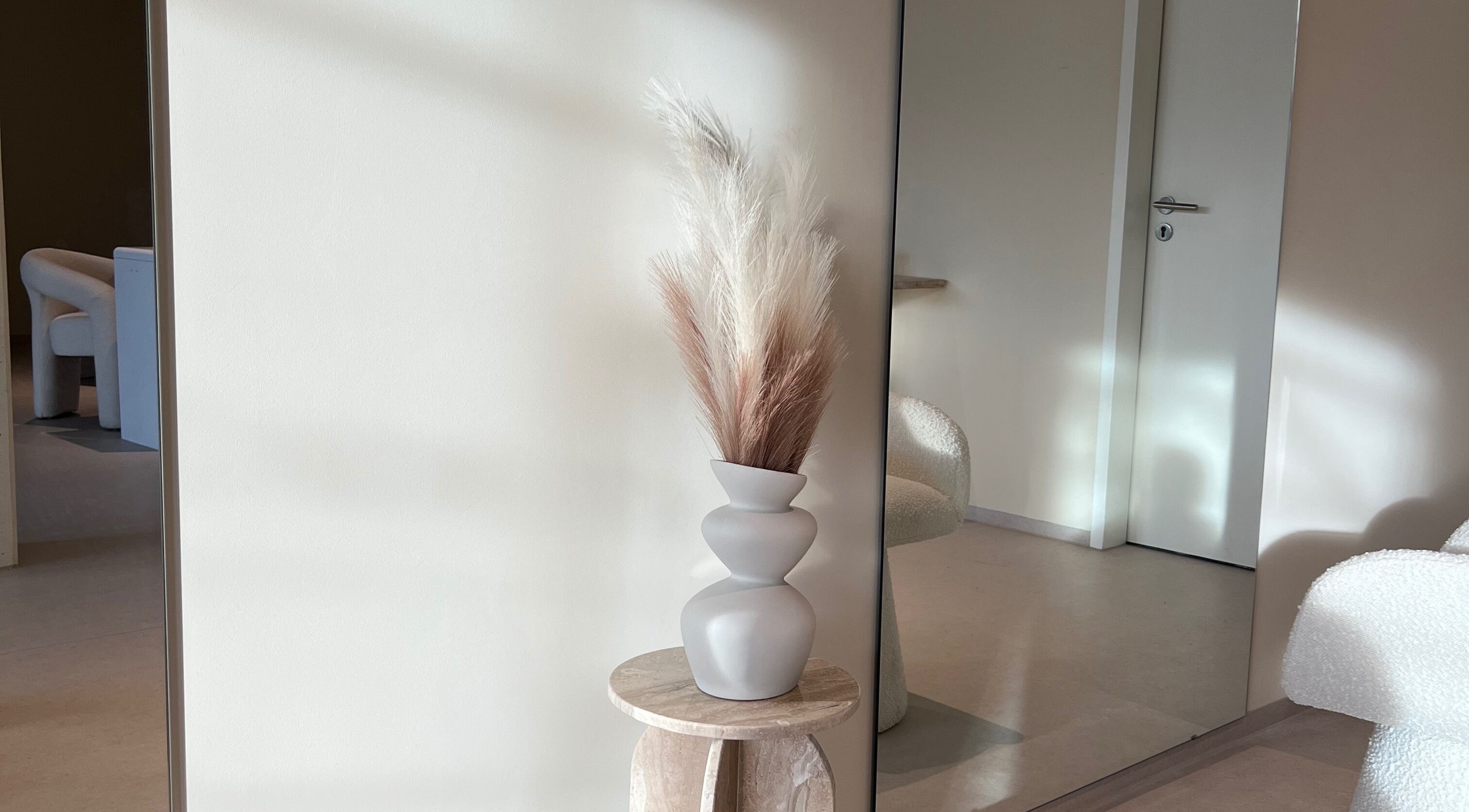 Schicker Eingangsbereich mit Vase im Alliance Studio, Hamburg, Hamburg, DE.