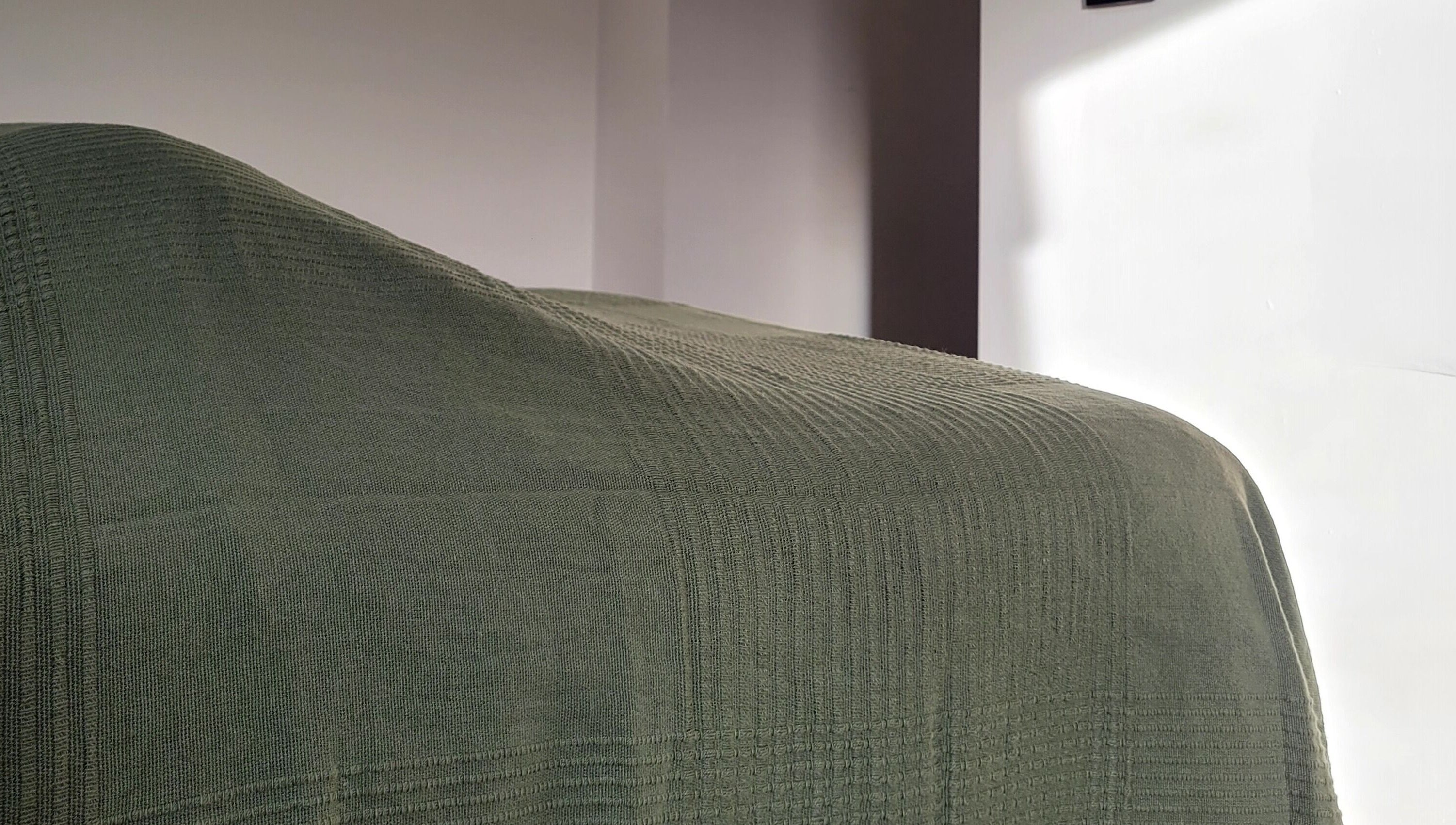 Table de massage drapée chez Herbae - Esthéticienne Holistique à Engis, Région Wallonne, BE.