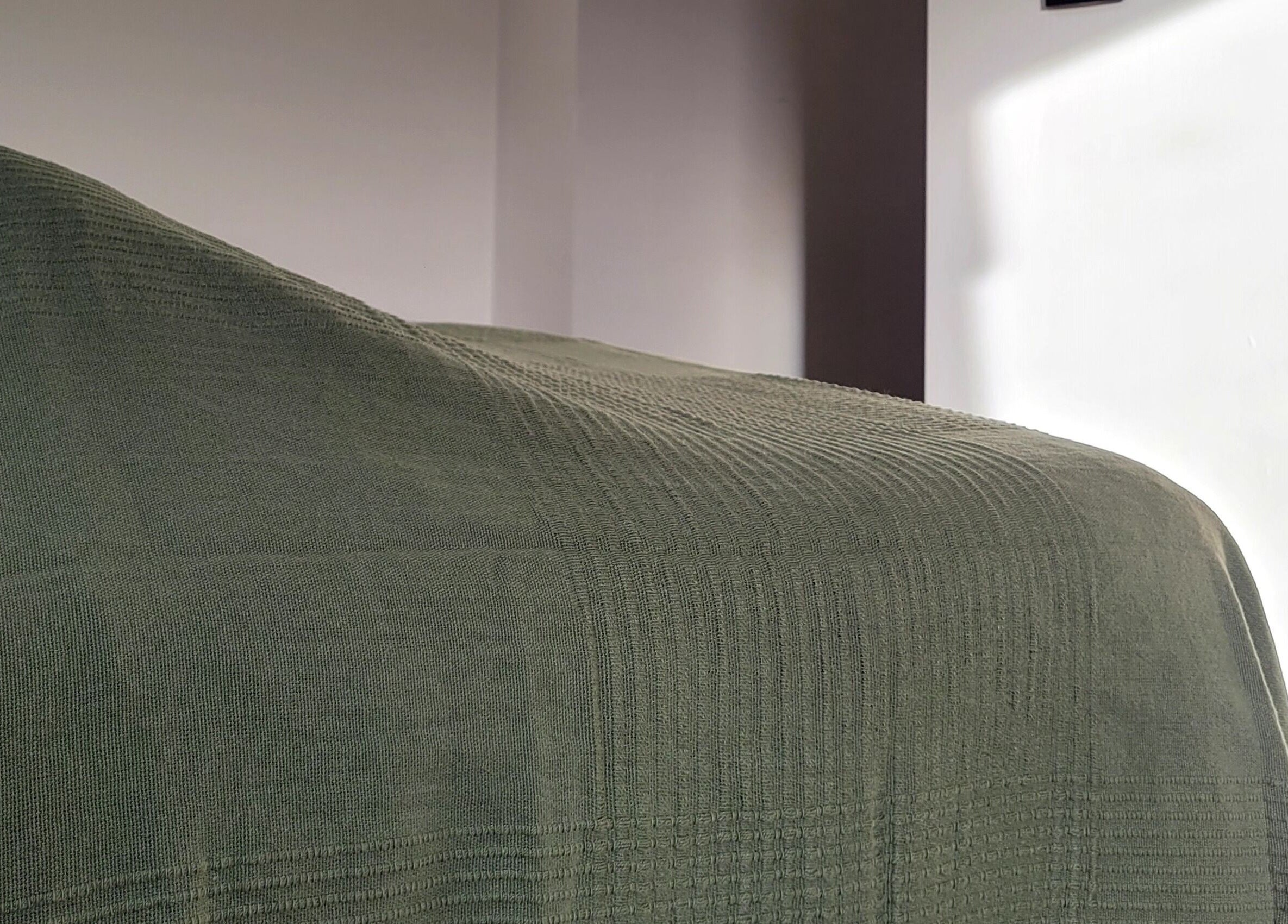 Table de massage drapée chez Herbae - Esthéticienne Holistique à Engis, Région Wallonne, BE.