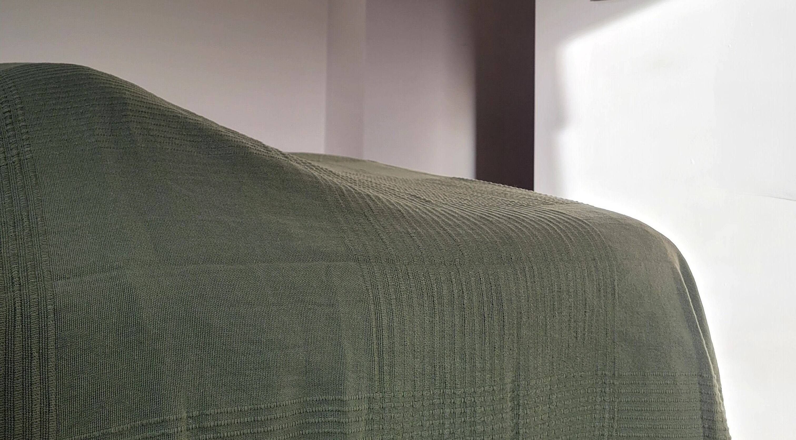 Table de massage drapée chez Herbae - Esthéticienne Holistique à Engis, Région Wallonne, BE.