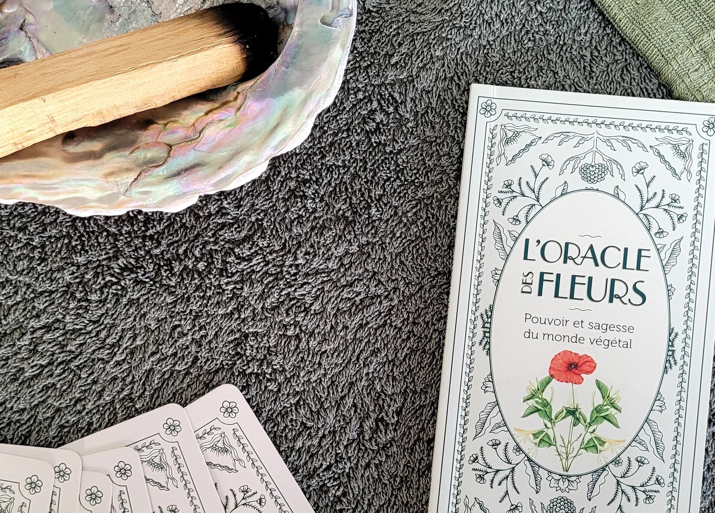 Cartes oracle et bâton de bois sur tissu à Herbae - Esthéticienne Holistique, Engis, Région Wallonne, BE.