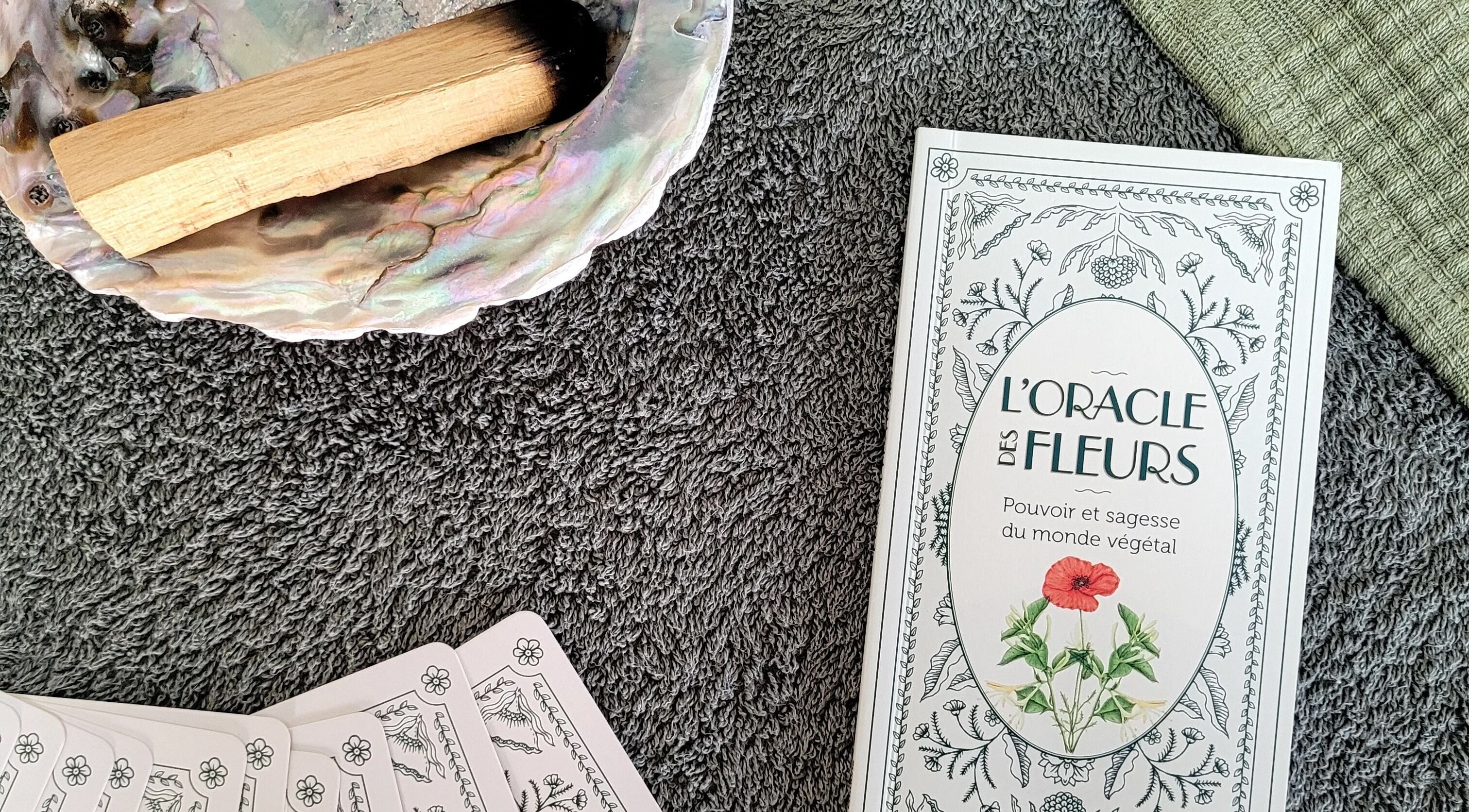 Cartes oracle et bâton de bois sur tissu à Herbae - Esthéticienne Holistique, Engis, Région Wallonne, BE.