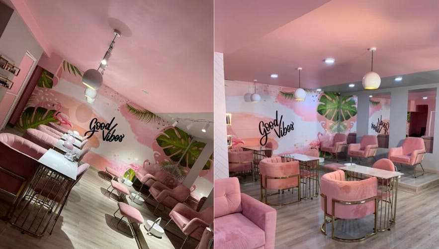 Zona de belleza elegante en DIVAZZA, Floridablanca, Santander, CO, con sillas rosadas y decoración tropical.