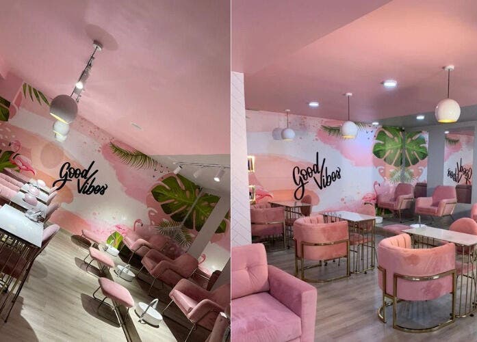 Zona de belleza elegante en DIVAZZA, Floridablanca, Santander, CO, con sillas rosadas y decoración tropical.