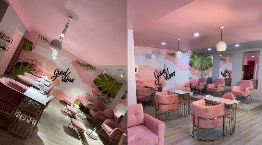 Zona de belleza elegante en DIVAZZA, Floridablanca, Santander, CO, con sillas rosadas y decoración tropical.