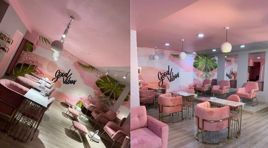 Zona de belleza elegante en DIVAZZA, Floridablanca, Santander, CO, con sillas rosadas y decoración tropical.