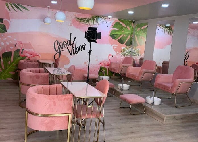 Sala de belleza DIVAZZA en Floridablanca, Santander, CO con decoración rosa vibrante y ambiente acogedor.