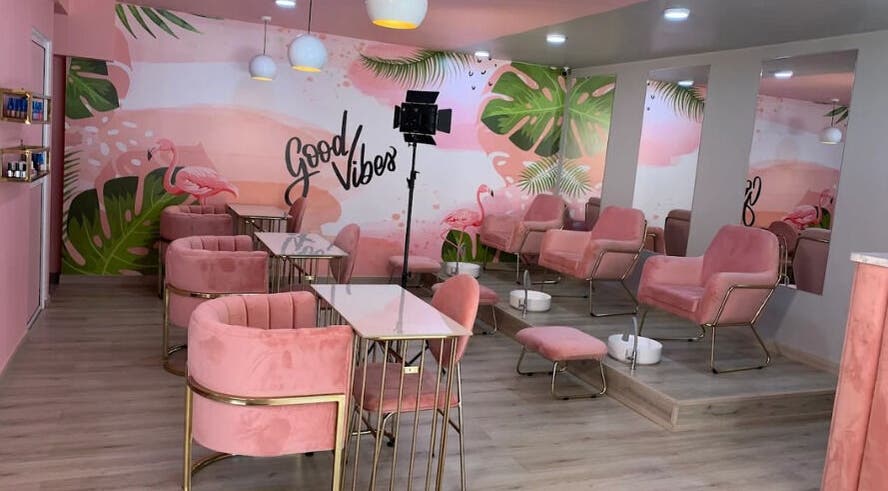 Sala de belleza DIVAZZA en Floridablanca, Santander, CO con decoración rosa vibrante y ambiente acogedor.