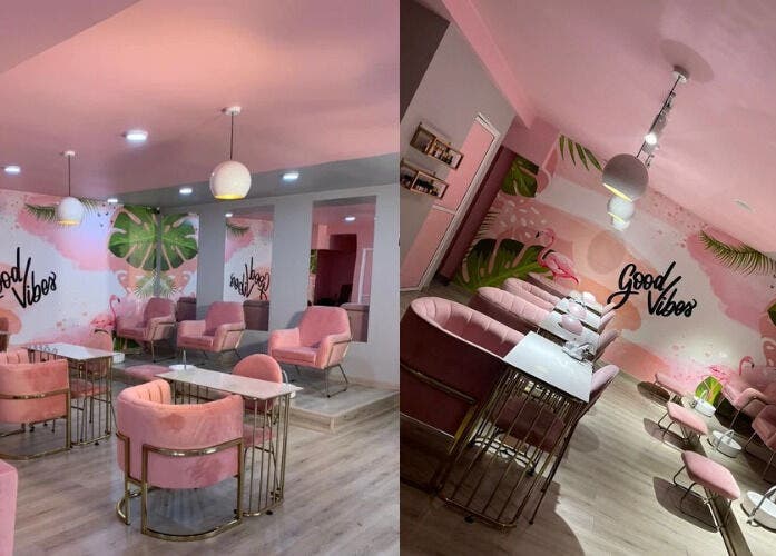 Interior moderno y vibrante de DIVAZZA en Floridablanca, Santander, CO, con muebles rosados y carta Good Vibes.