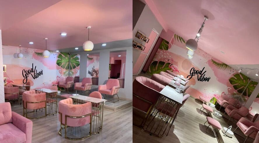 Interior moderno y vibrante de DIVAZZA en Floridablanca, Santander, CO, con muebles rosados y carta Good Vibes.