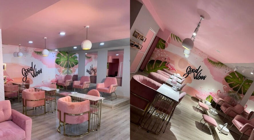 Interior moderno y vibrante de DIVAZZA en Floridablanca, Santander, CO, con muebles rosados y carta Good Vibes.