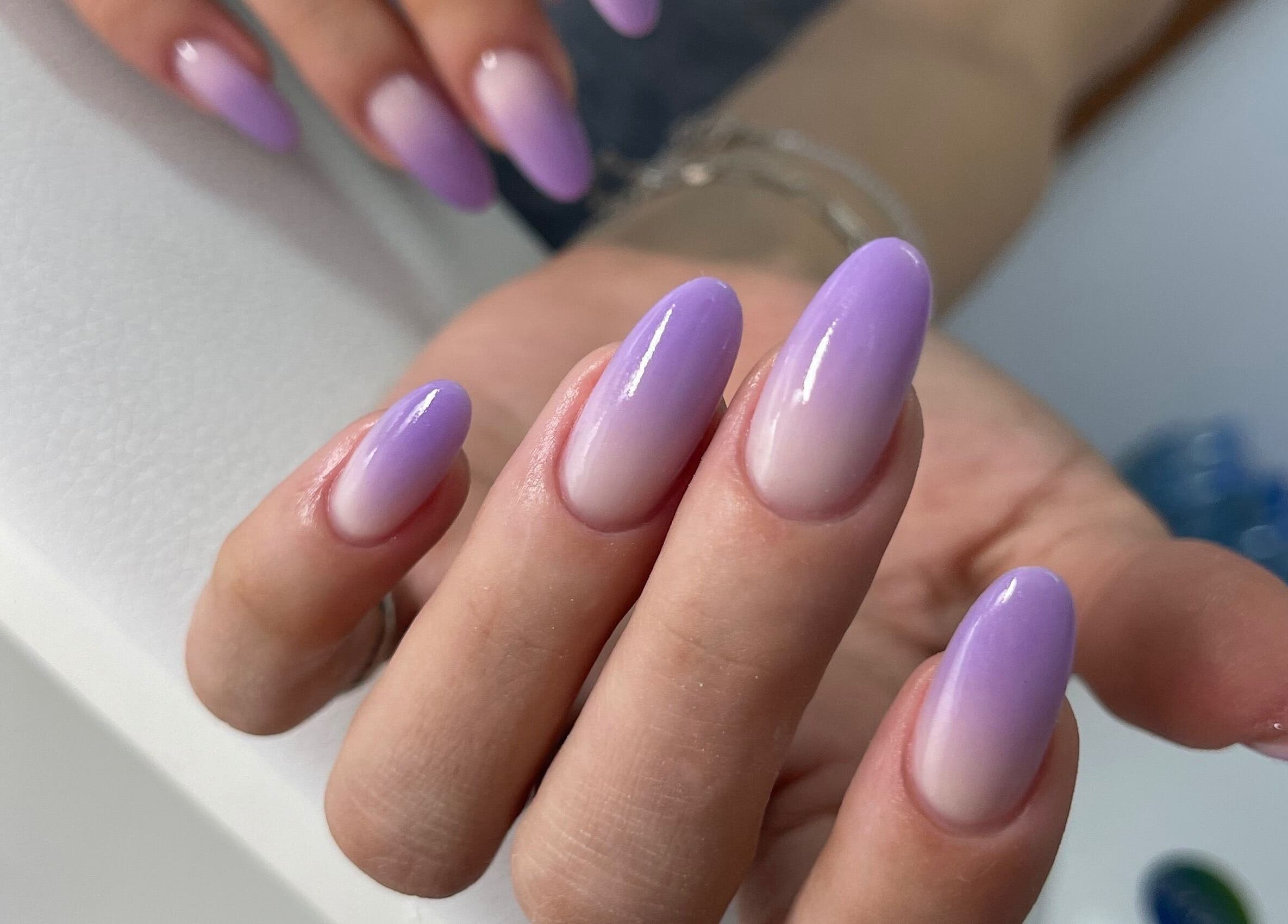 Градиентный маникюр лавандового оттенка в Manicura · Pedicura · Extensión de uñas, El Gran Alacant, Comunidad Valenciana, ES.